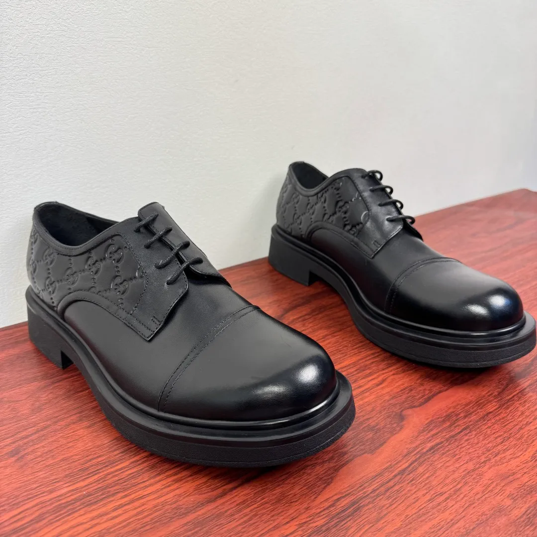 Batch 780 Gucci/Gucci new men's lace-up shoes with GG details, matte cow leather derby shoes! The design of this men's lace-up shoe is rooted in the brand's heritage. Crafted from premium waxed cow leather, it is embellished with GG printed embossed suede leather details, a nod to Gucci's iconic monogram. The rubber sole decorated with GG pattern adds a touch of modern fashion to this design. Typical three-joint style design. European and American classic version, full calfskin lining. The overall upper texture is soft and the lining is comfortable and breathable. 2CM thickened soft rubber sole, easy to control. Versatile and stylish upper foot, multiple colors available to meet different matching needs, complete package! Size: 39-40-41-42-43-44 leather shoe size (38.45.46 can be customized) Item number: 7826Z cowhide smooth
